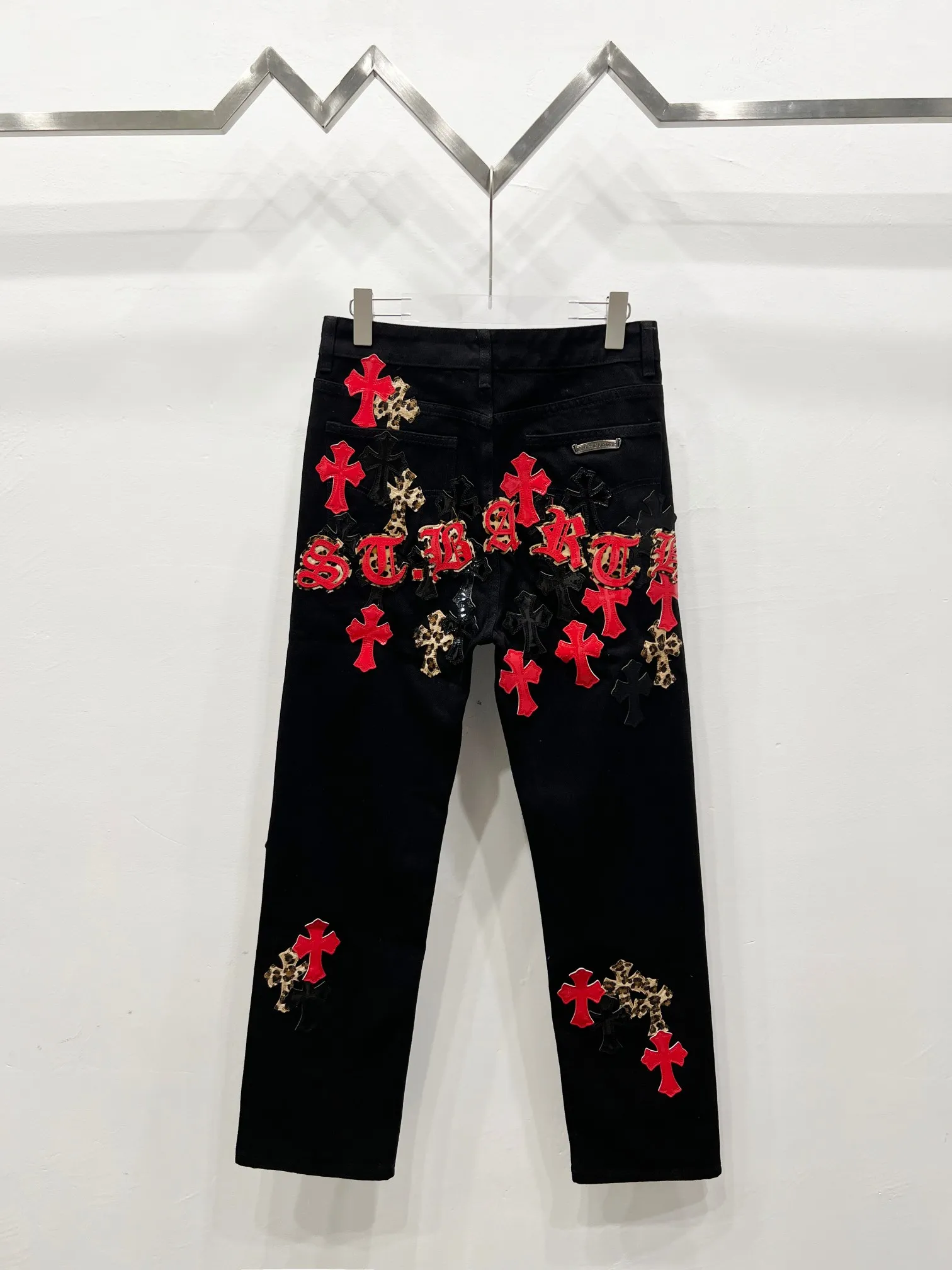 P240 Style Number: (W001) ChromeHearts & ChromeHearts Patent Leather Spliced ​​Red Cross Spliced ​​Leather Straight Jeans Ceiling-Level Jeans Hard to Find at the Counter‼ ️About Zangyin✅This is an extremely luxurious fashion brand that can also be called the aristocracy of the high street. It has always been an exclusive brand for some hipsters or rich second generations. The color of this model is already very eye-catching by using a unique washed material. It is decorated with pink patch cross flowers, which cleverly highlights the charm of the brand. Secondly, this model adopts a classic high-waist cut design, which highlights the long legs and fashionable temperament of the upper body. The brand is highly recognizable and the slim-fitting configuration is more suitable for daily wear. The personality will be fashionable and the specifications can be seen at a glance. Materials and technology ✅ Needless to say, this point goes without saying. As an excellent craftsman brand, Zangyin's requirements for details and craftsmanship are really perfect. The washed color of this model has gone through a lot of processes, not to mention the embellishment of the denim appliqués. It is also purely handmade and sewn. Just like what they believe in, only handmade things have soul and have the meaning of wearing. A top-notch heavy-duty fashionable denim item, recommended by both hands‼ ️ Size: 28, 30, 32, 34, 36 (S-XXL) Color: black